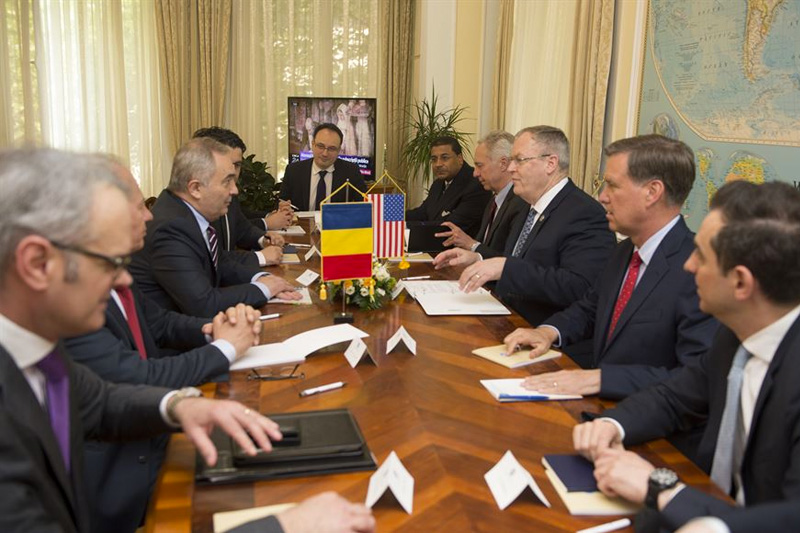 Deputy Defense Secretary Bob Work meets with Romanian Foreign Affairs Minister Lazar Comanescu