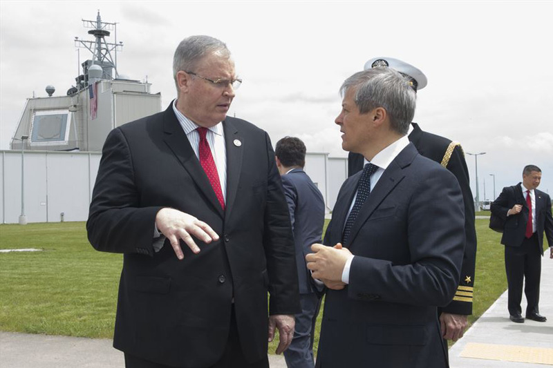 Deputy Defense Secretary Bob Work speaks to Romanian Prime Minister Dacian Ciolos 