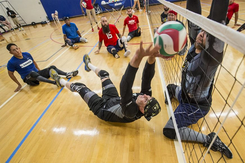 Recovering service members participate in volleyball training