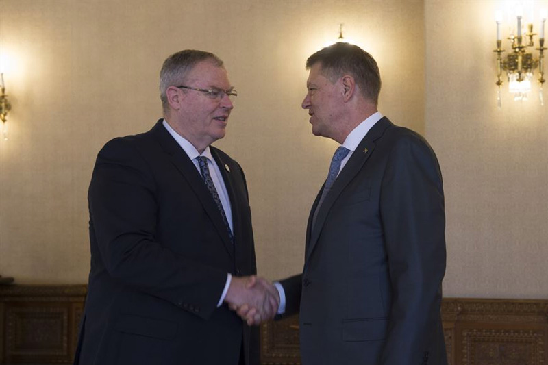 Deputy Defense Secretary Bob Work meets Romanian President Klaus Iohannis